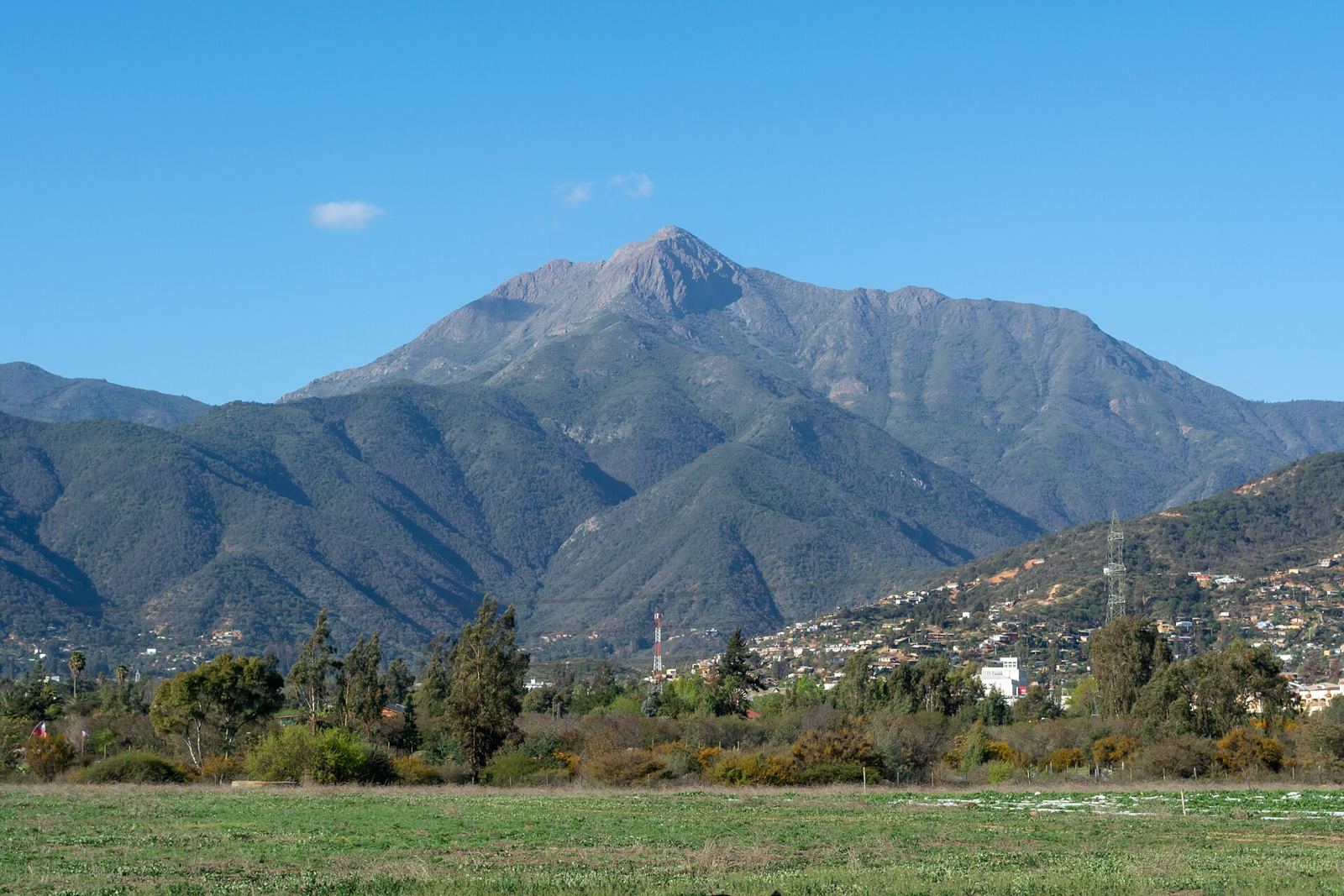 El Cerro La Campana con su cumbre de roca, sobre los cerros verdes de Olmué
