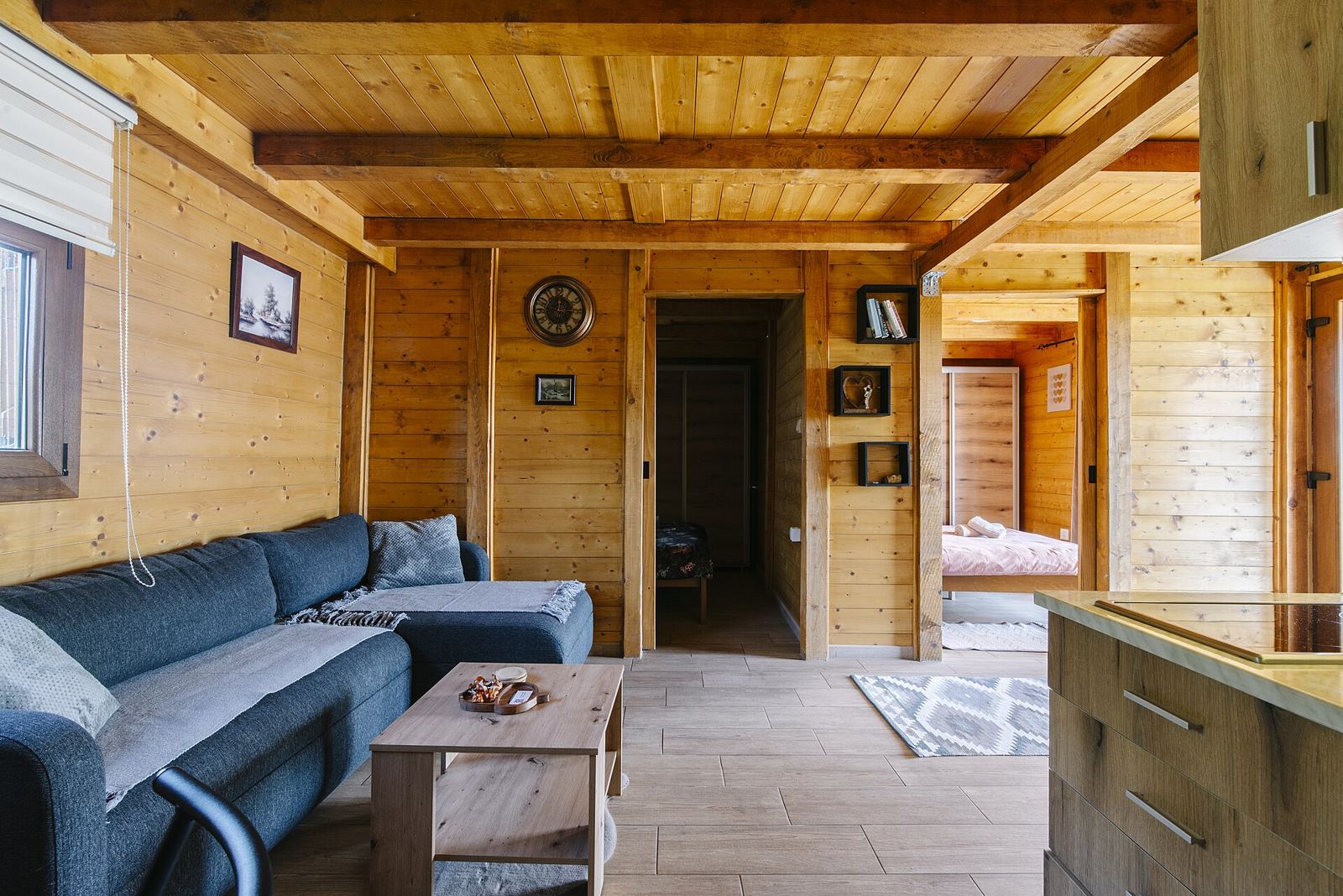 Living de madera con sofá y mesa de centro (foto de ejemplo)